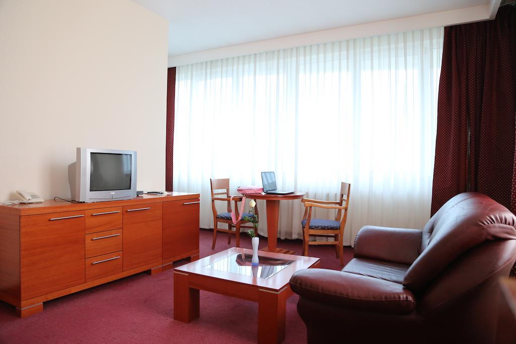 Hotel Apollonia Pristina Værelse billede
