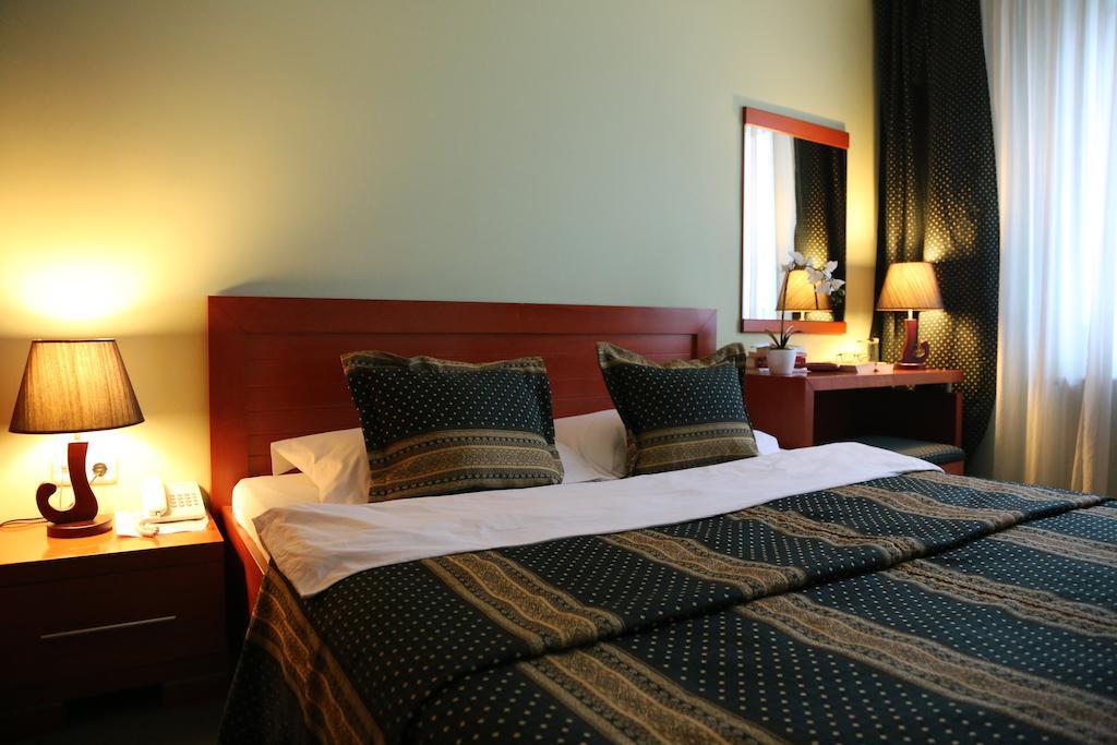 Hotel Apollonia Pristina Værelse billede